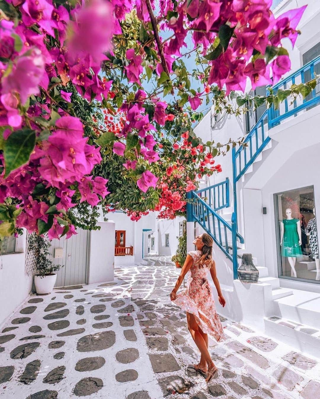 Izkizのインスタグラム：「Island hopping 🇬🇷 Are you going to Greece this year? & what’s your favourite Greek island?  🌸 Edited with @izkizapp  #greece」