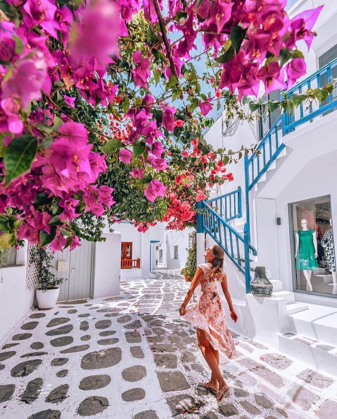 Izkizさんのインスタグラム写真 - (IzkizInstagram)「Island hopping 🇬🇷 Are you going to Greece this year? & what’s your favourite Greek island?  🌸 Edited with @izkizapp  #greece」6月6日 0時42分 - izkiz