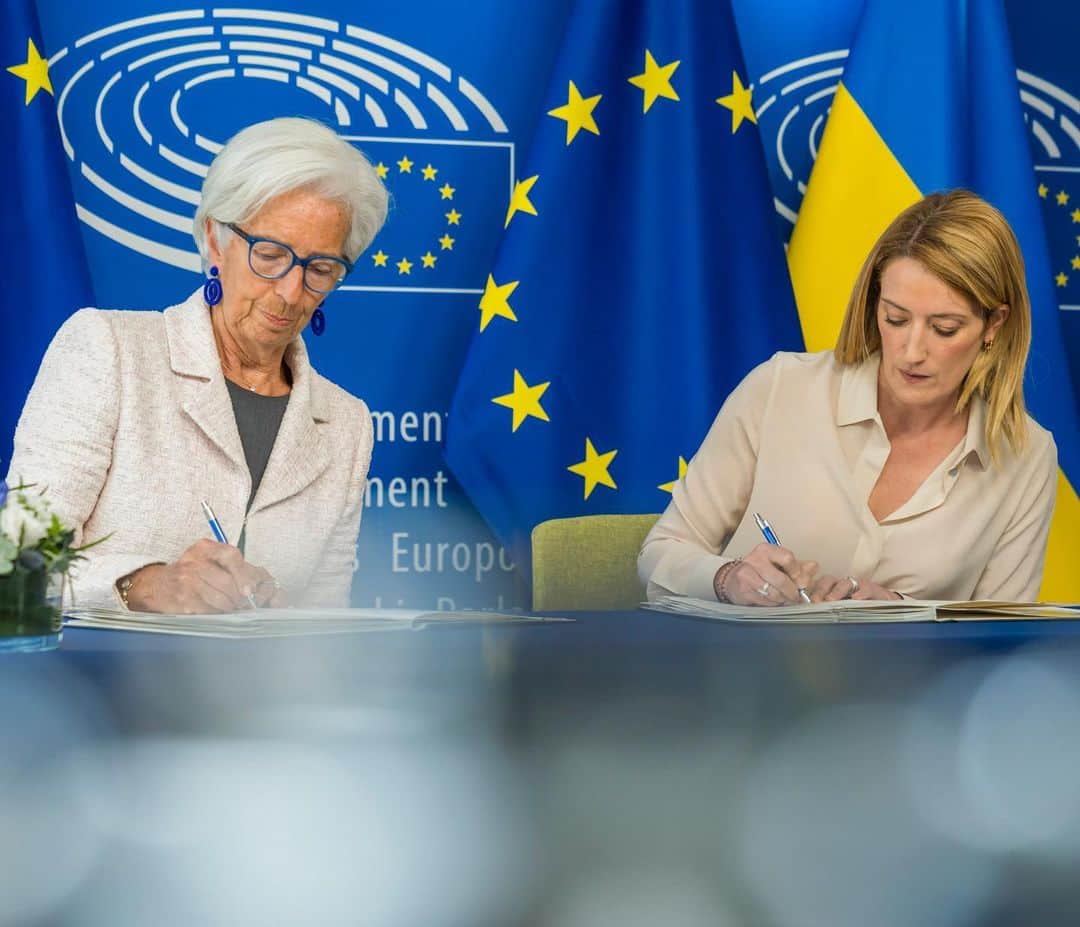 クリスティーヌ・ラガルドのインスタグラム：「I'm delighted to formalise the @europeancentralbank’s accountability arrangements with the @europeanparliament together with @ep_president.  This reflects our joint determination to further strengthen this relationship in the years to come.」