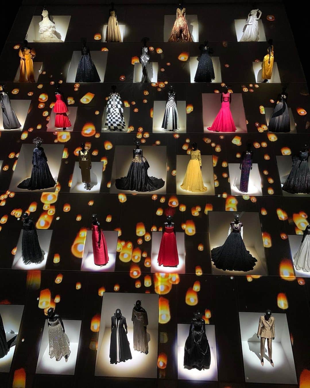 中川可菜さんのインスタグラム写真 - (中川可菜Instagram)「📍「クリスチャン・ディオール、 夢のクチュリエ」展  先週閉幕した #Dior展 👗  過去から現在までの作品を 一気に見ることができる幸せな空間と時間でした🤍  一つ一つゆっくり見すぎて時間が足りなかったヨ🫨🫨🫨  人気すぎてチケット取るの大変だったけど、 頑張って取って良かったってくらい 満足感高い素晴らしい展覧会でした🥹  また開催してほしいな〜🕊️  #可菜clothes 🏷️ 🔵 @h.y_jp  ⚫️ @maisonspecial_women  ⚫️👜 @polene_paris   #ディオール展 #クリスチャンディオール夢のクチュリエ展 #Dior #ディオール #hautecouture #東京都現代美術館 #美術館 #展覧会 #museum」6月6日 0時45分 - nakagawa_kana