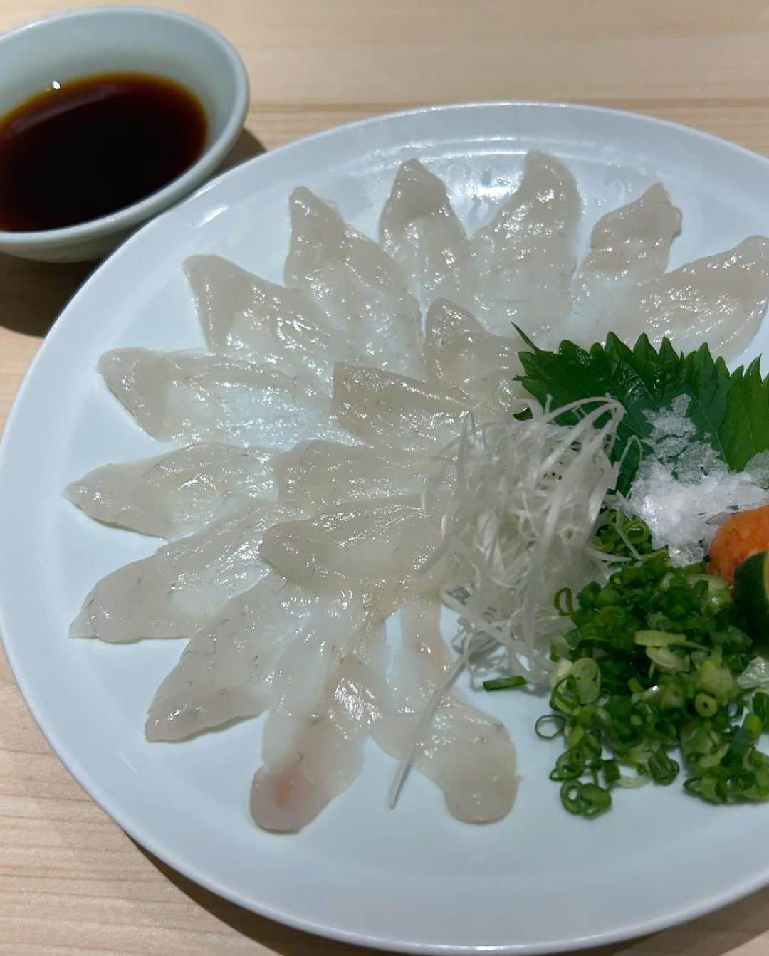 橘まりやさんのインスタグラム写真 - (橘まりやInstagram)「I went to Guenpin FUGU&KANI Genshin, one and only pufferfish restaurant in Singapore✨  This restaurant is very famous in Japan and has a 40 year history 🐡 We had a sumptuous fugu course from the appetizer to the final dish ✨✨✨✨ The fugu sashimi in particular is superb ‼︎ fresh and luxurious dish 💕! All the dishes are of excellent quality and I'm happy to be able to taste them in Singapore 🥹💖 I strongly recommend ☺️✨✨✨  シンガポールで唯一のフグ料亭屋さん、Guenpin FUGU&KANI 玄品に行きました✨ 日本でもとても有名で40年の歴史をもつ玄品さん🐡 前菜から〆のお料理まで贅沢なふぐ尽くしのコースでした✨✨✨ 特にふぐのお刺身は絶品‼︎新鮮で贅沢に一皿味わえます💕 全てのお料理がさすがのクオリティーでシンガポールでもその味が味わえるのは幸せ🥹💖 おすすめです☺️✨✨✨  #singaporelife #singapore #singaporegirl #singaporeinsta #sginstagram #sginstagrammers #シンガポール在住 #シンガポールライフ #シンガポールおすすめ #シンガポール留学 #シンガポール情報 #シンガポール美女 #シンガポール #シンガポール生活 #シンガポールインスタグラマー #橘まりや #グラビア #グラドル  #pinupgirl #pinupmodel #bikinimodel  #sexy #japanesegirl #idol #그라비아  #아이돌 #followｍe #偶像 #寫真偶像」6月6日 0時55分 - mariya_tachibana_official