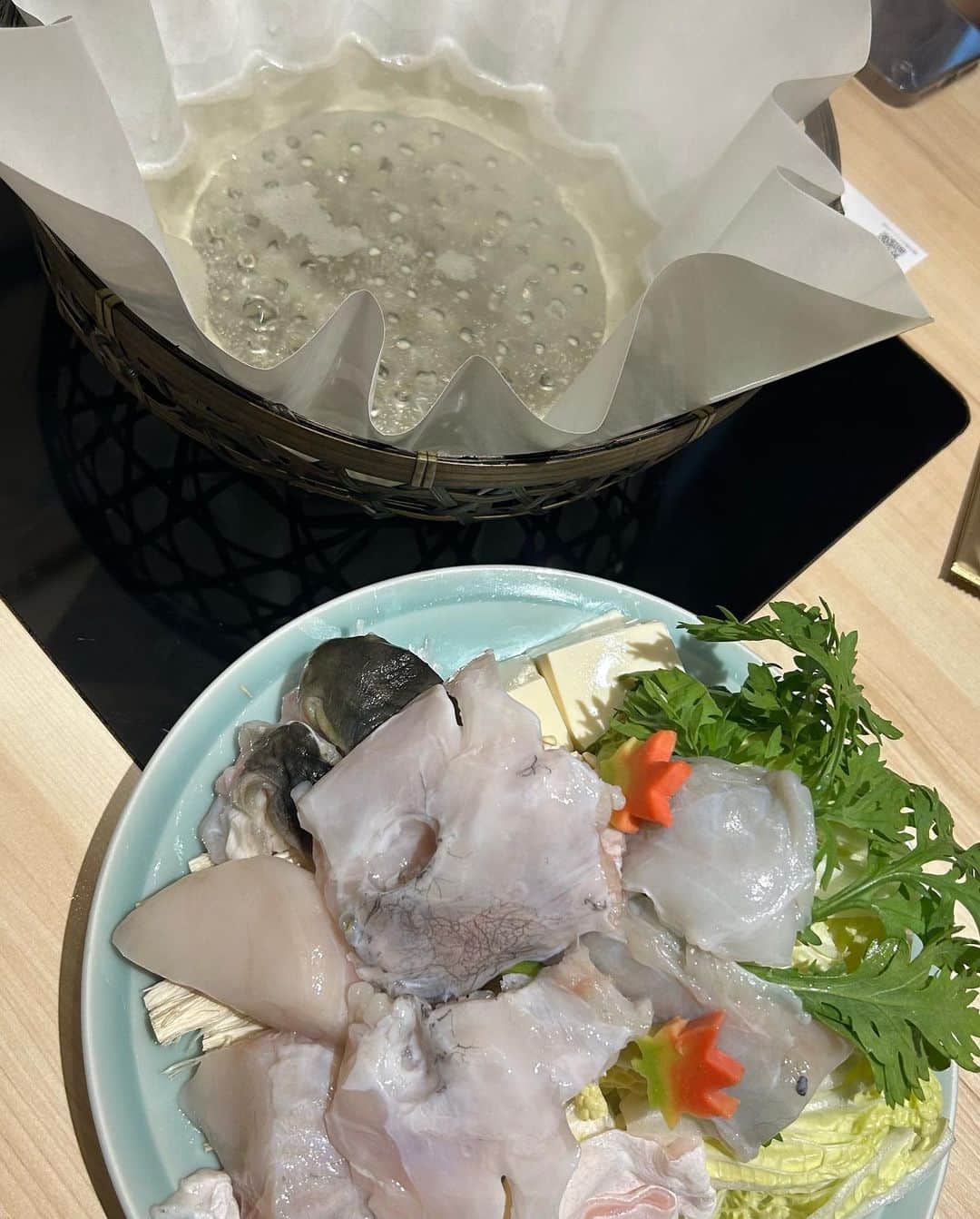 橘まりやさんのインスタグラム写真 - (橘まりやInstagram)「I went to Guenpin FUGU&KANI Genshin, one and only pufferfish restaurant in Singapore✨  This restaurant is very famous in Japan and has a 40 year history 🐡 We had a sumptuous fugu course from the appetizer to the final dish ✨✨✨✨ The fugu sashimi in particular is superb ‼︎ fresh and luxurious dish 💕! All the dishes are of excellent quality and I'm happy to be able to taste them in Singapore 🥹💖 I strongly recommend ☺️✨✨✨  シンガポールで唯一のフグ料亭屋さん、Guenpin FUGU&KANI 玄品に行きました✨ 日本でもとても有名で40年の歴史をもつ玄品さん🐡 前菜から〆のお料理まで贅沢なふぐ尽くしのコースでした✨✨✨ 特にふぐのお刺身は絶品‼︎新鮮で贅沢に一皿味わえます💕 全てのお料理がさすがのクオリティーでシンガポールでもその味が味わえるのは幸せ🥹💖 おすすめです☺️✨✨✨  #singaporelife #singapore #singaporegirl #singaporeinsta #sginstagram #sginstagrammers #シンガポール在住 #シンガポールライフ #シンガポールおすすめ #シンガポール留学 #シンガポール情報 #シンガポール美女 #シンガポール #シンガポール生活 #シンガポールインスタグラマー #橘まりや #グラビア #グラドル  #pinupgirl #pinupmodel #bikinimodel  #sexy #japanesegirl #idol #그라비아  #아이돌 #followｍe #偶像 #寫真偶像」6月6日 0時55分 - mariya_tachibana_official