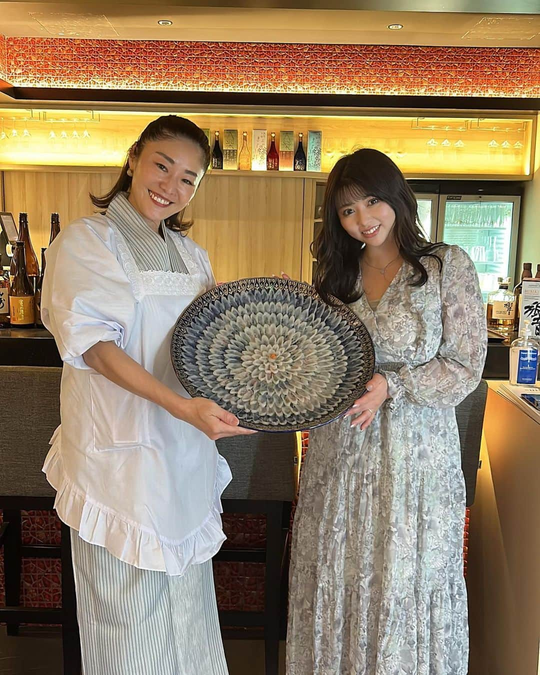 橘まりやのインスタグラム：「I went to Guenpin FUGU&KANI Genshin, one and only pufferfish restaurant in Singapore✨  This restaurant is very famous in Japan and has a 40 year history 🐡 We had a sumptuous fugu course from the appetizer to the final dish ✨✨✨✨ The fugu sashimi in particular is superb ‼︎ fresh and luxurious dish 💕! All the dishes are of excellent quality and I'm happy to be able to taste them in Singapore 🥹💖 I strongly recommend ☺️✨✨✨  シンガポールで唯一のフグ料亭屋さん、Guenpin FUGU&KANI 玄品に行きました✨ 日本でもとても有名で40年の歴史をもつ玄品さん🐡 前菜から〆のお料理まで贅沢なふぐ尽くしのコースでした✨✨✨ 特にふぐのお刺身は絶品‼︎新鮮で贅沢に一皿味わえます💕 全てのお料理がさすがのクオリティーでシンガポールでもその味が味わえるのは幸せ🥹💖 おすすめです☺️✨✨✨  #singaporelife #singapore #singaporegirl #singaporeinsta #sginstagram #sginstagrammers #シンガポール在住 #シンガポールライフ #シンガポールおすすめ #シンガポール留学 #シンガポール情報 #シンガポール美女 #シンガポール #シンガポール生活 #シンガポールインスタグラマー #橘まりや #グラビア #グラドル  #pinupgirl #pinupmodel #bikinimodel  #sexy #japanesegirl #idol #그라비아  #아이돌 #followｍe #偶像 #寫真偶像」