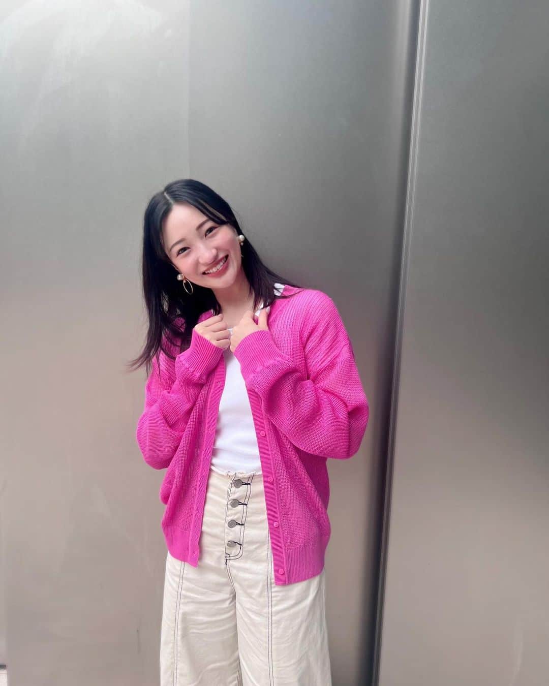 華優希のインスタグラム：「大好きなピンク色のカーディガンでお出かけしました。  優波慧さんが製作に携わられたカーディガン🤲✨ カラー選びも宝塚の5つの組カラーをイメージして作られたそうです🌸 たっぷりした袖と、さり気ないラメ感がとっても綺麗！  色んなコーディネートで、この夏沢山着たいです。  #LOVELESS #LOVELESSaoyama #pink」