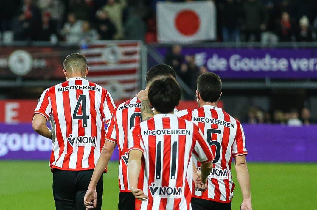 斉藤光毅のインスタグラム：「One more year🔴⚪️ Fijne gozer😁  まずはプレーオフ！ #spartarotterdam」
