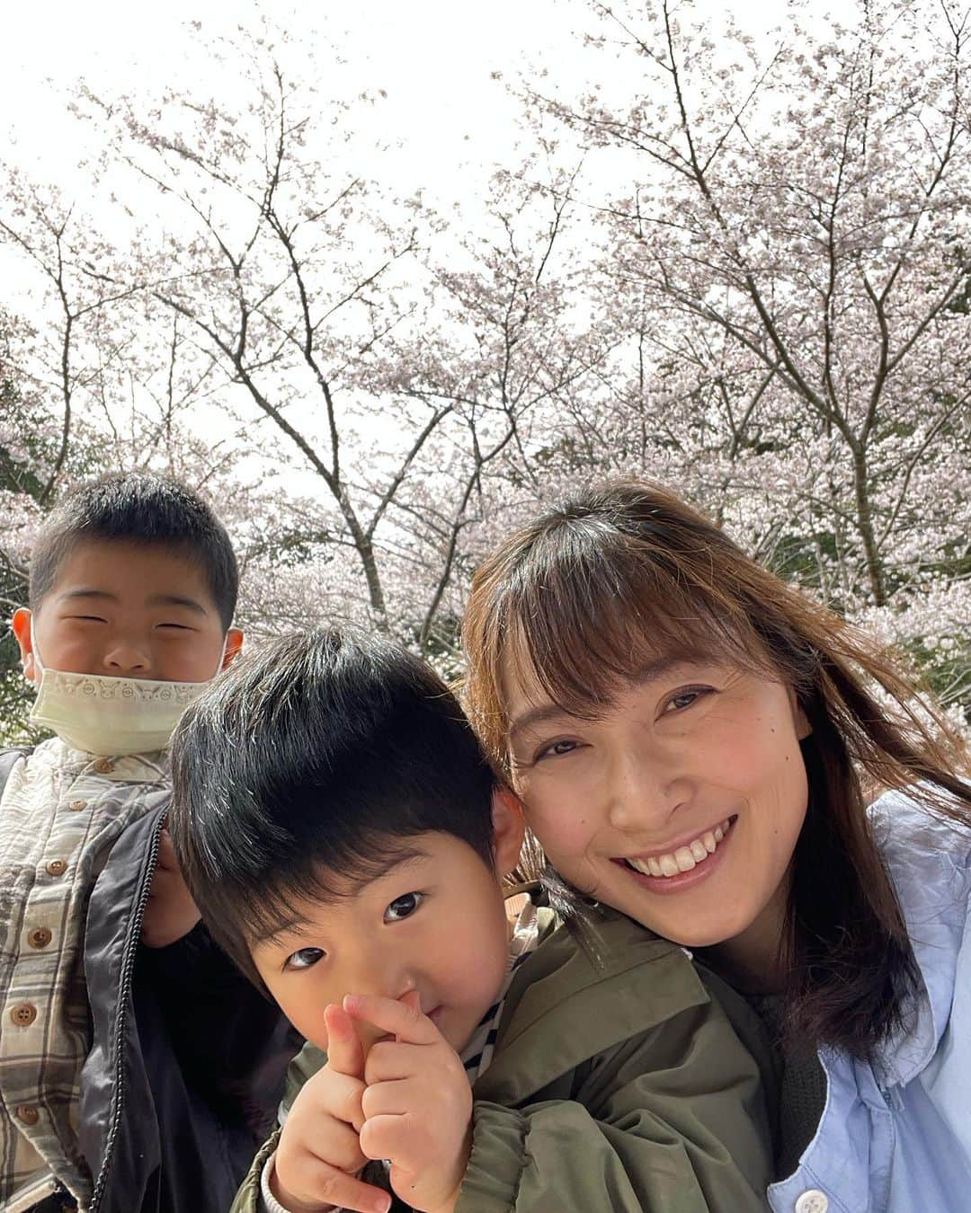 星野涼子さんのインスタグラム写真 - (星野涼子Instagram)「何か言いたいのに、 何もうまく言葉にできない、夜。 (いつもそうだけど(笑) どんな夜、お過ごしです？  #春　もう夏になるけど😅 #桜　#親子　#男の子ママ　#兄弟　#2歳差育児 #ボーダー　#しまむら　#パーカー　#ユニクロ　#イネス　#ハーフアップ　#パーマ　#spring #cherryblossom #japan #봄 #벚꽃 #일본 #아들 #아들맘 #아들스타그램」6月6日 0時56分 - ryoko.hoshino