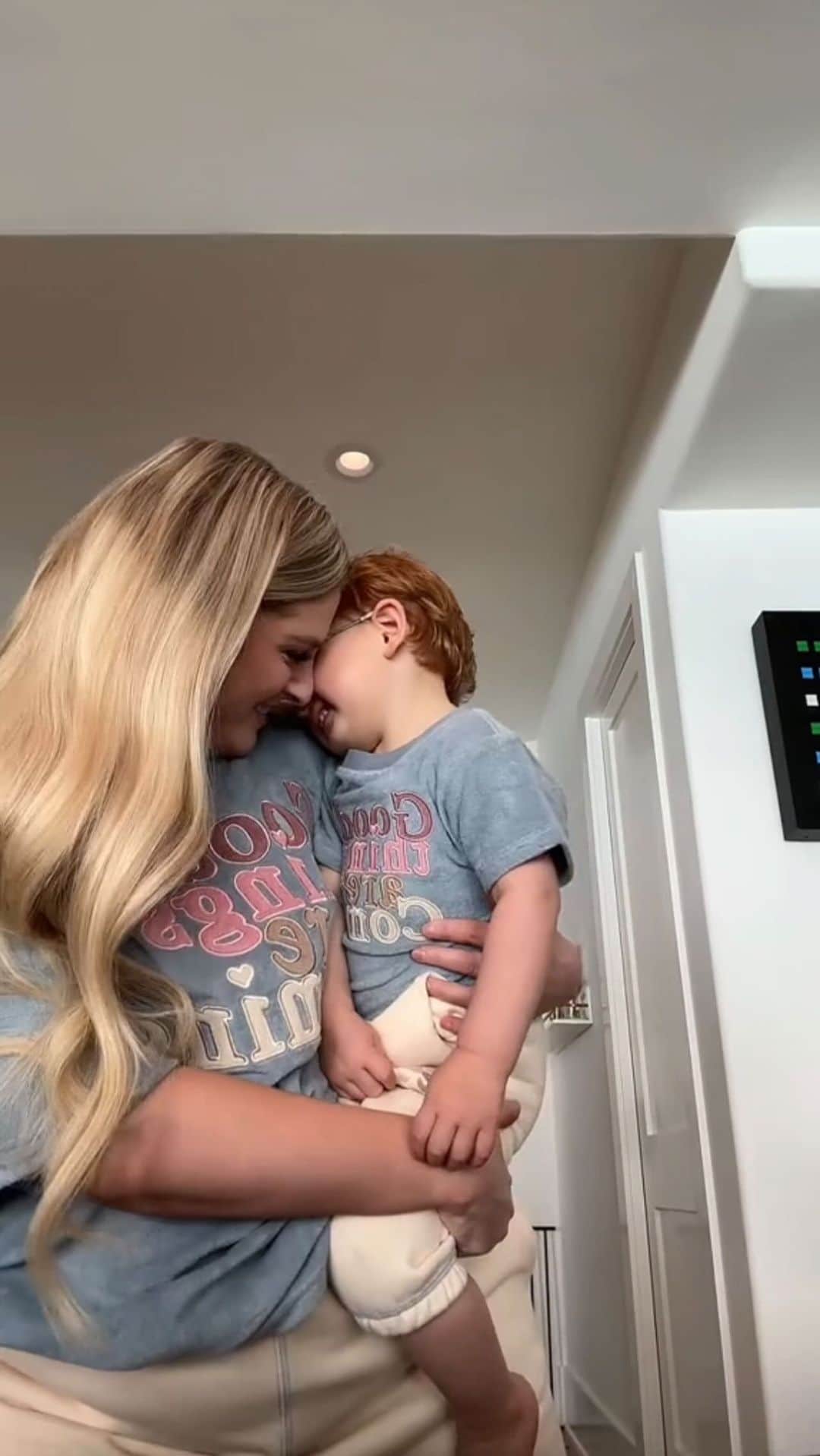 メーガン・トレイナーのインスタグラム：「Dont you want adorable matching outfits with your toddler?! Link in bio! 💙 @chrisolsen @bysamiiryan @samiiryan #34weekspregnant」