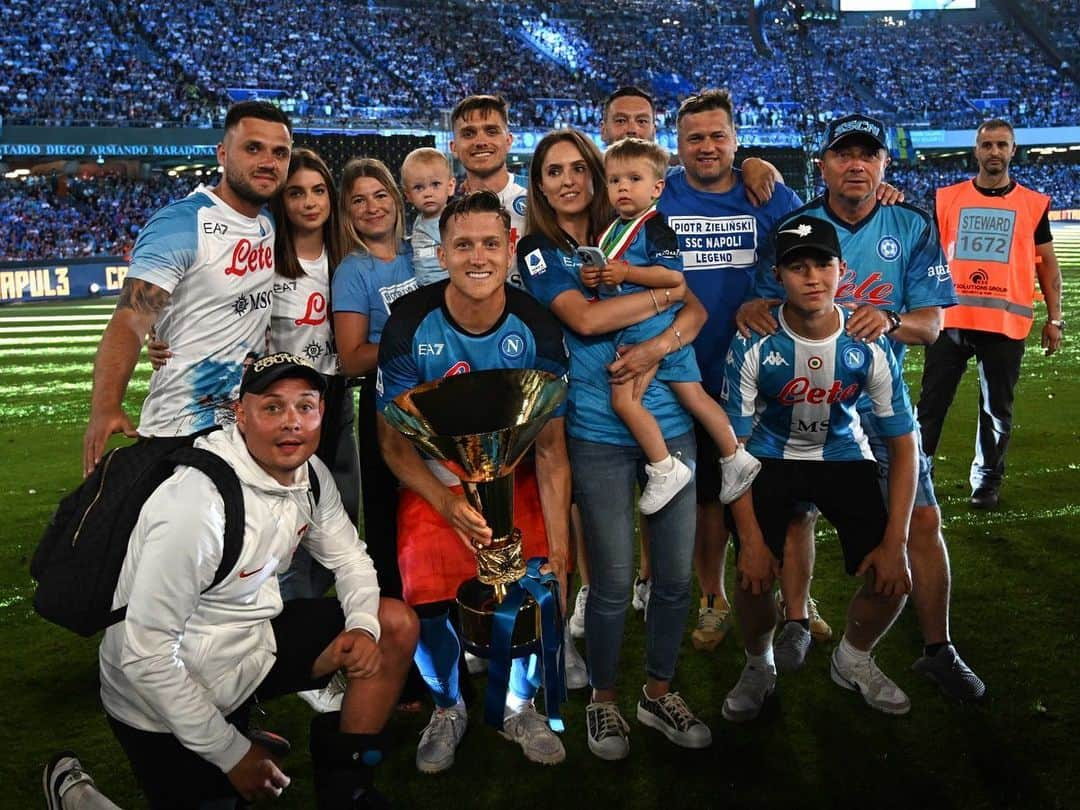 ピオトル・ジエリンスキのインスタグラム：「Napoli Torna CAMPION3💙#grazienapule 🫶🏻#fns」