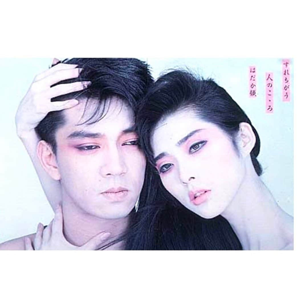 下村一喜さんのインスタグラム写真 - (下村一喜Instagram)「#嶋田ちあき 先生 @chiaki_shimada_official  #legend #hairandmakeupartist   嶋田ちあき先生のメイクアップは施される方の『骨格の位置を熟知』なされ、それぞれ色やラインを、緻密に完璧や時に不完璧に配置なさり、御本人達も気づかなかった新しく美しい『顔』を創られます。  （長文をお許し下さいませ。）  嶋田先生は70年代後半からデザイナーの（大尊敬する）#早川タケジ さんと共に#沢田研二 さんの斬新でグラムなビジュアルを手掛けました。そして作家の #伊集院静 さんが#松田聖子 さんのコンサートをプロデュースをなさるのに、『ヘアーメイクアップは嶋田ちあきさんじゃないとダメ❗️』と聖子さんに嶋田先生を御紹介致しました。 当時、アイドルは自身でヘアメイクアップをしており、モード誌やファッション誌出身の嶋田先生が創った聖子さんの『顔』に日本中が驚きました。そして、毎回変わる松田聖子さんのお化粧による#美の可能性への変化　は常に注目され、ヘアーメイクアップアーティストの重要性を世に知らしめました😘  僕は特に彼女の2枚目の全米アルバム#wasitthefuture や#itsstyle95 #vanityfair ライブでみる聖子さんのダブルアイラインに、つけまつ毛。ヌーディーなのに（唇の山を左右離しての）リップライナーで描いたオーバーリップ。髪を引っつめて、頭頂部から逆毛をたてた半がつらを流すスタイルが大好き。（#seikomatsuda さんの世界進出を批判する方がいらっしゃいますが、高名なDJ、故#juniorvasquez と組んだ楽曲は全米ベスト10に入ったんですよ。快挙‼️）  #YMO のヘアーメイクアップも嶋田ちあき。 #坂本龍一 教授と #忌野清志郎 御大の#いけないルージュマジック も嶋田ちあき。（演奏中、間奏で彼ら二人男性同士が接吻をした瞬間は#日本のロック史 の事件でした。） なんなら教授が初めて東洋人としてイタリアの 男性版#ＶＯＧＵＥ　の表紙を飾った時のヘアーメイクアップも嶋田ちあき。 #矢野顕子 姫の#ニューロマンティック で美しい1981年発売の（世界でもっともモードな雑誌だった）『流行通信』のカバーも嶋田ちあき。 スーパースターも女優も誰もかれもが嶋田先生にヘアーメイクアップをしてもらいたがった。 その天才的な才能を遺憾無く発揮されクリエーションを続けられている。そんなプロフェッショナルな大先輩が現役で存在し、輝いている。  20年以上、光栄にもお仕事を御一緒させて 頂いております🌹  本日も大変にクリエイティブで、楽しい撮影でした。ありがとうございました‼️  #下村一喜  #kazuyoshishimomura  #photographer  #写真家」6月6日 1時04分 - kazuyoshi_shimomura