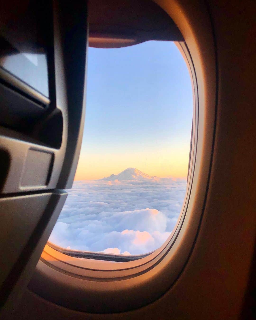 デルタ航空のインスタグラム：「Everything’s better from the window seat.  Photo: @katethegrr8」