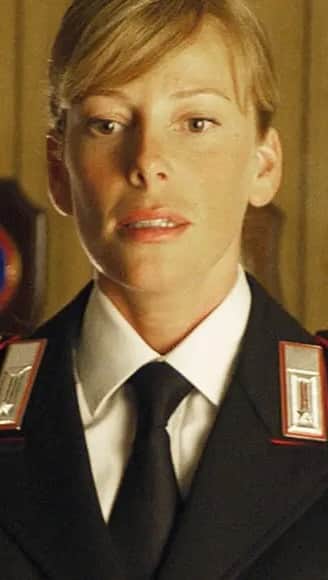 Alessia Marcuzziのインスタグラム：「Te ne sblocco un altro di ricordo! 👩‍✈️ Qui interpretavo Andrea Sepi, comandante di stazione e oggi e’ un giorno importante per l’Arma…e’ il vostro anniversario!  Tanti auguri @armadeicarabinieri !!! Grazie per tutto quello che fate per noi❤️🙏 #armadeicarabinieri #209anni」