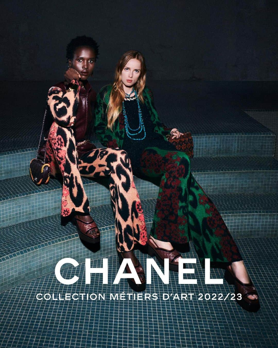 シャネルさんのインスタグラム写真 - (シャネルInstagram)「Disco-funk spirit — the CHANEL 2022/23 Métiers d’art collection campaign, embodied by models Amar Akwa and Rianne Van Rompaey, offers a contemporary interpretation of the 1970s.  Photographed by Mikael Jansson.  The collection is now available in boutiques.  See more at chanel.com  #CHANELMetiersdArt @Le19M @AkwayAmar_ @RianneVanRompaey @MikaelJansson @IbKamara」6月6日 1時01分 - chanelofficial