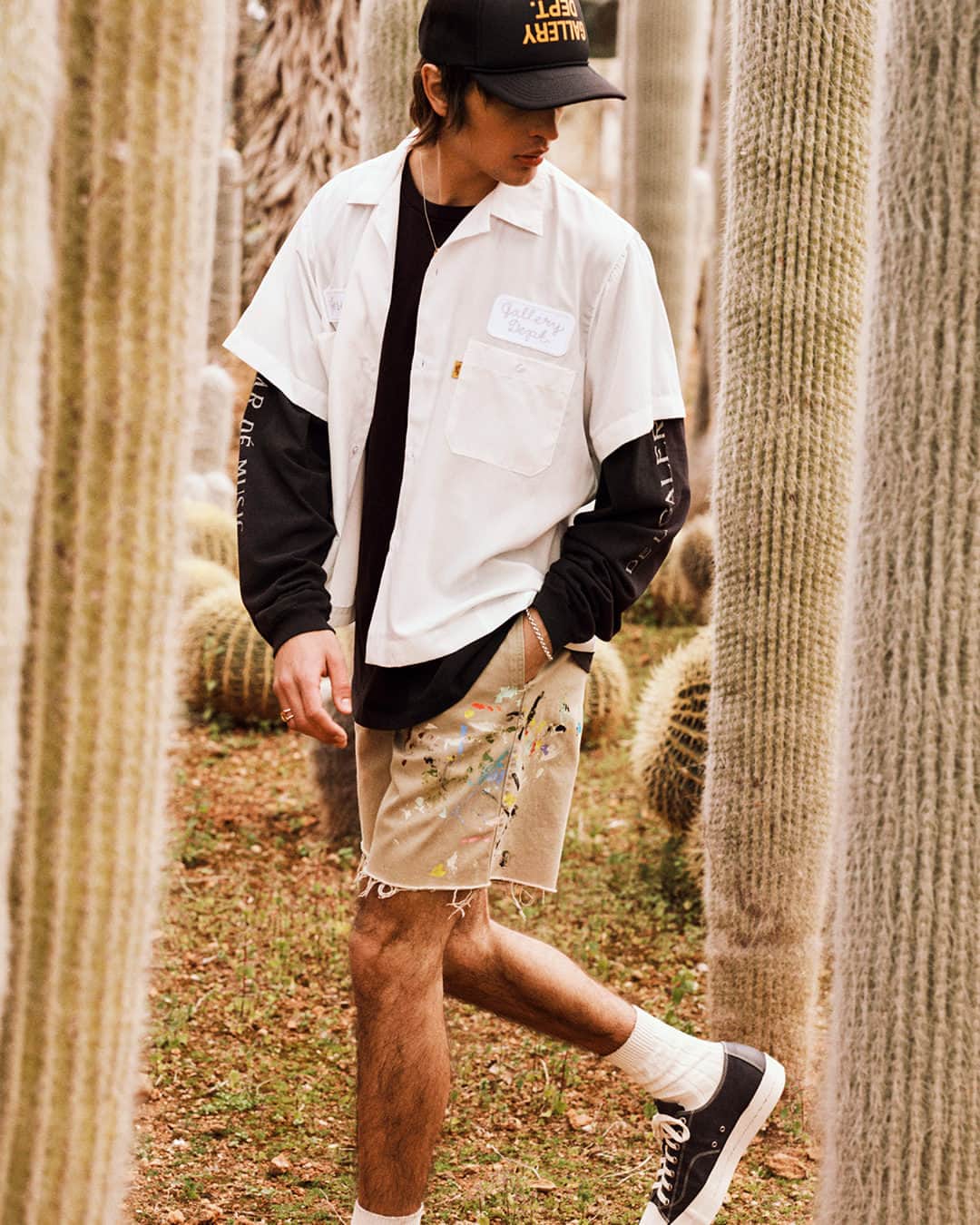 MR PORTERのインスタグラム：「Headed by LA-based contemporary artist Mr Josué Thomas, @gallerydepartment was initially founded to repurpose vintage garments, before turning into a fully-fledged fashion and lifestyle brand. The DIY spirit that characterises all its collections is intrinsic to the brand’s history – “I’ve pretty much been doing it all of my life,” Thomas once told us. “Both my parents are artists, so it was sort of an innate hobby, drawing and sketching.”  Few things reflect the artist’s approach to design better than this season’s line-up – take these hand-splattered shorts with raw hems and this mechanic shop-inspired appliquéd shirt as proof.」