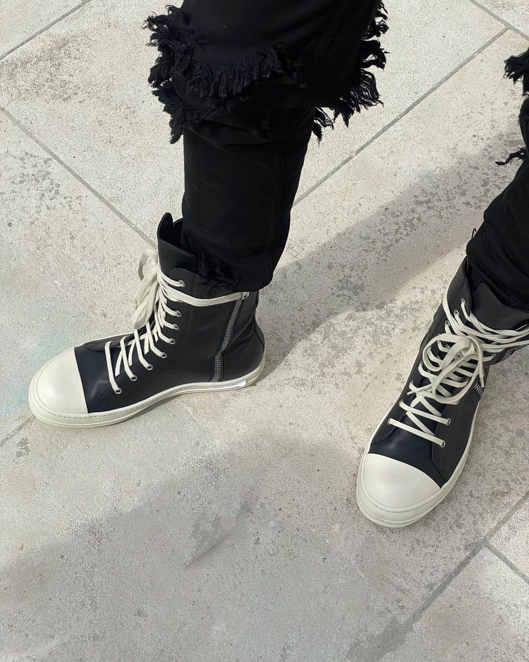 レクレルールのインスタグラム：「Fringes but make them RICK OWENS !  Express your sense of Fashion with a dauntless distressed denim ensemble by DRKSHDW, paired with iconic Cargo sneakers by Rick Owens.   #LECLAIREUR #LECLAIREURboissy #RickOwens #DRKSHDW #drkshdwbyrickowens #MenFashion #parisstyle #menstyle #Sneakers #sneakersaddict #dope」