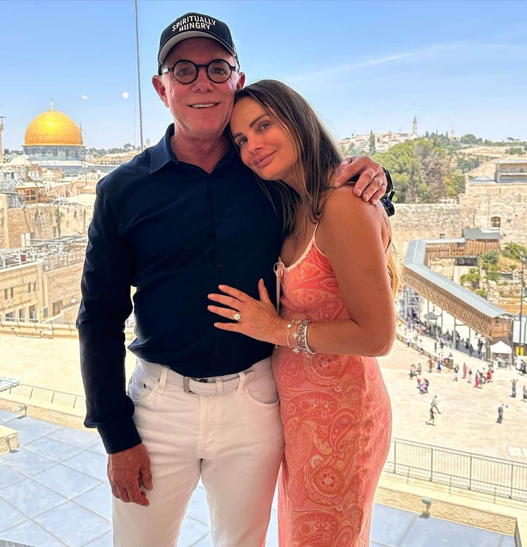 ガブリエル・アンウォーのインスタグラム：「Bar Mitzvah’ing in the Old City at the Kotel. @shareefmalnik @alli_malnik @paisleyverea @andee123456 @susiemalnikstein @dy_lans @tylersir17 @jake__0o」