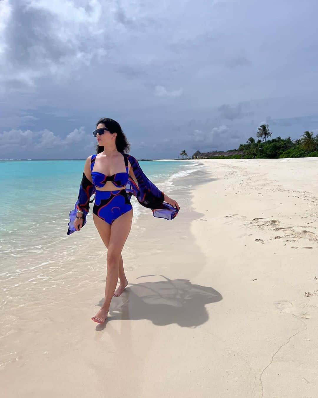 サニー・レオーネさんのインスタグラム写真 - (サニー・レオーネInstagram)「Love this bikini for my Maldives Vaca!!   Bikini by @themissyco Styled by @hitendrakapopara Fashion Team @tanyakalraaa @sarinabudathoki  @brenniakottefaru #brenniakottefaru . #SunnyLeone #swimwear #beach #maldives #StarStruckbySL #bikini」6月6日 1時06分 - sunnyleone