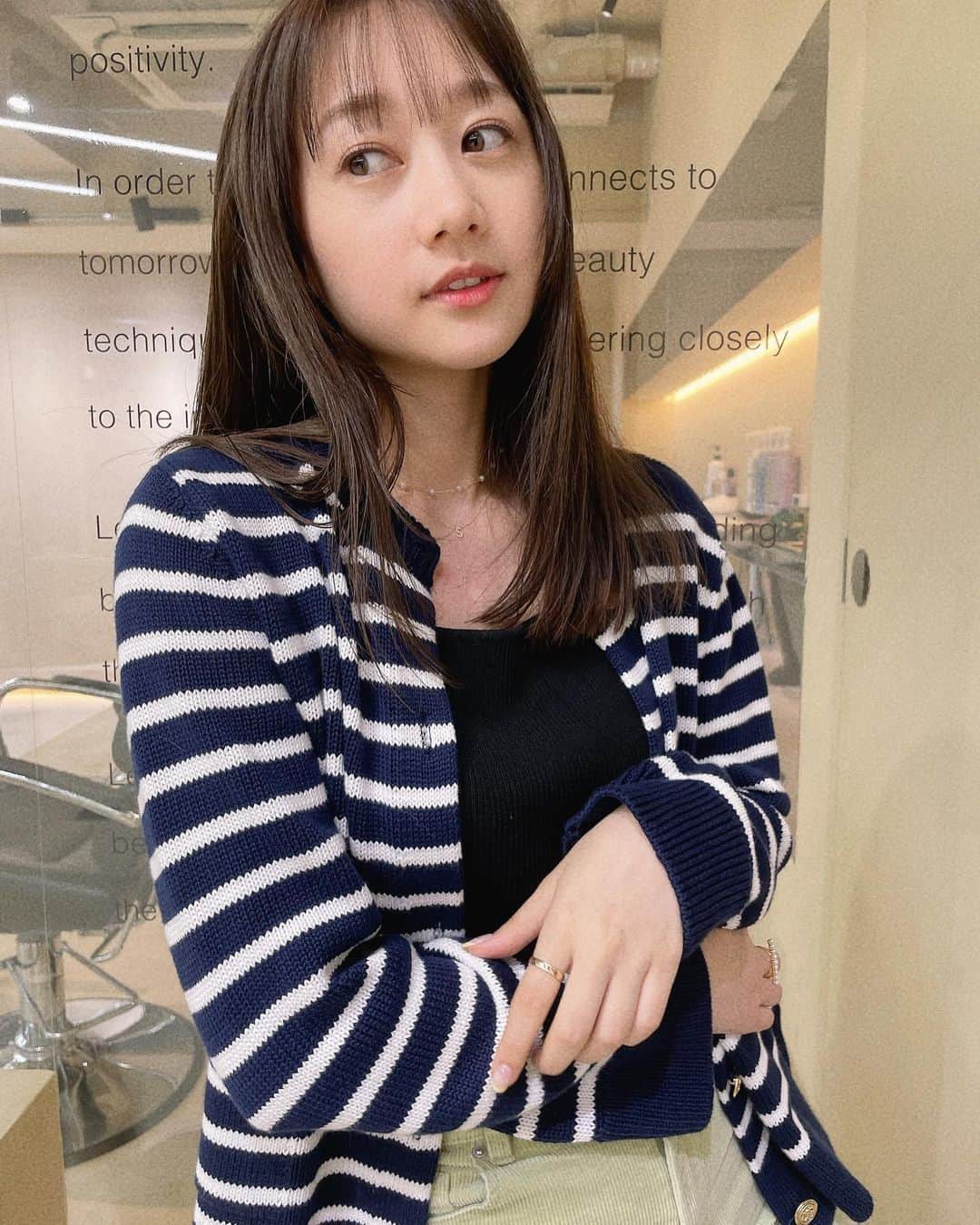 高田秋のインスタグラム：「髪の色を少し暗くしました🤍 だけど軽くて明るくてなんともいえない絶妙なカラー🫶  前髪を伸ばしてデコ出しでいくか、 このままぱっつんか… 悩む〜✂️」