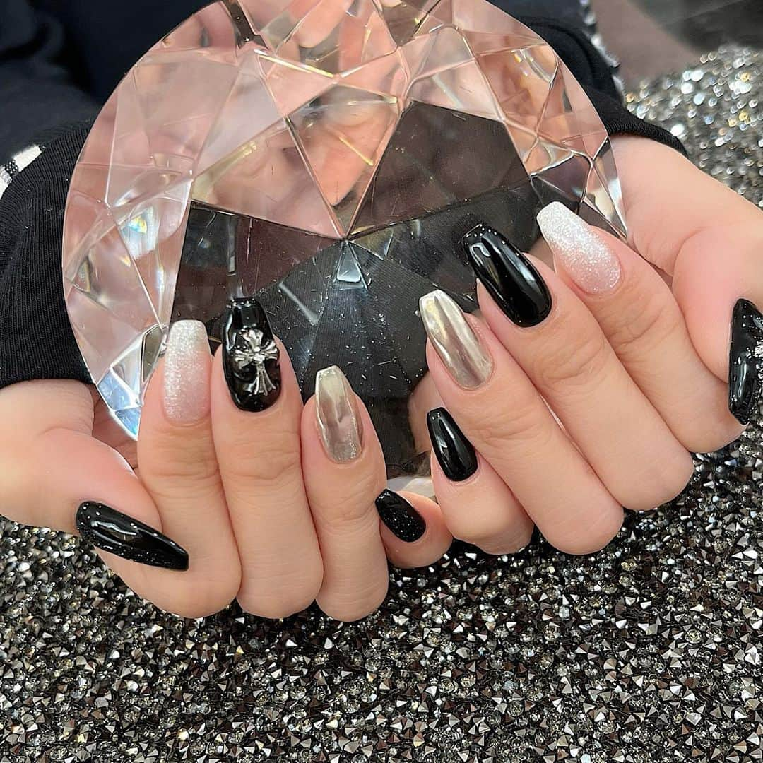 airinkoのインスタグラム：「𝐁𝐥𝐚𝐜𝐤🌚🖤☦︎︎  #ブラックネイル #ブラック #blacknails💅 #十字架  #いいね返し̈ #いいね大歓迎 #네일 #젤네일 #셀프네일  #파츠네일 #블랙 #좋네」