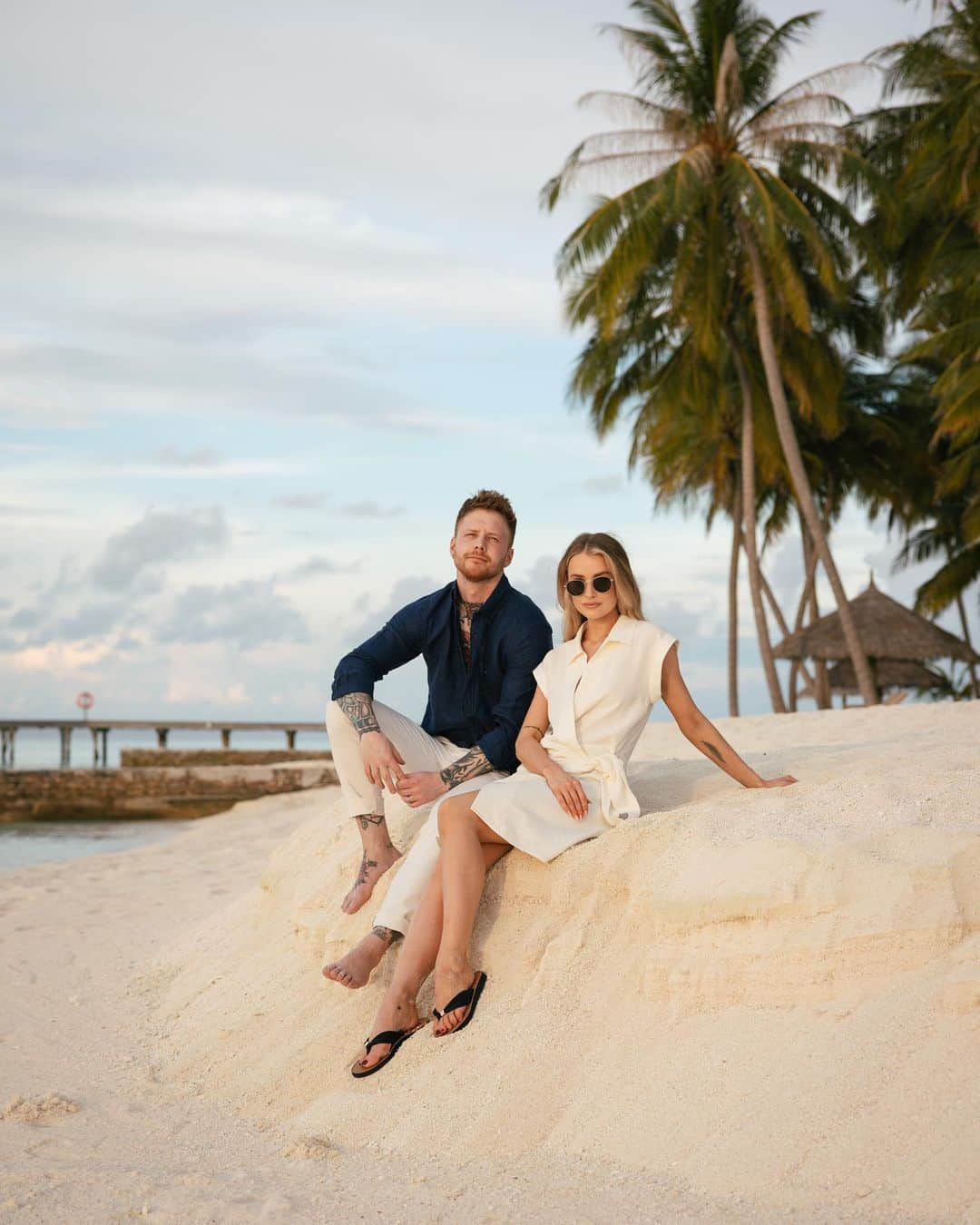 ビクトリアさんのインスタグラム写真 - (ビクトリアInstagram)「{ad} Which one should we frame? 1, 2 or 3? It’s rare we get cute husband and wife photos together like this. Both wearing new season @tommyhilfiger ☀️」6月6日 1時17分 - victoria