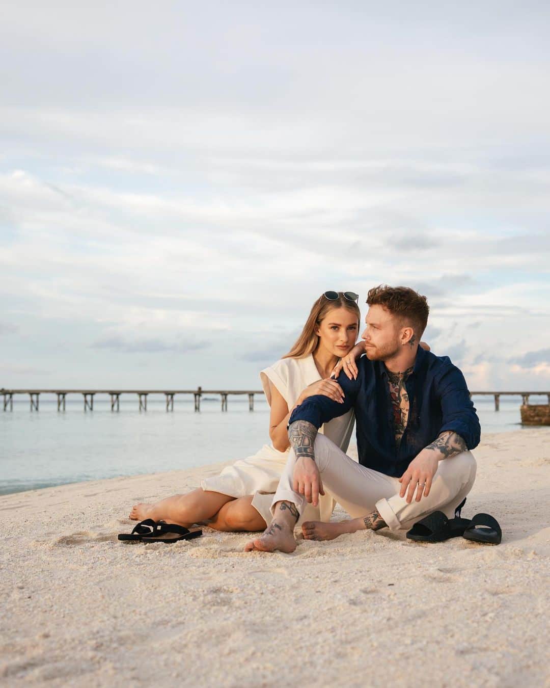 ビクトリアのインスタグラム：「{ad} Which one should we frame? 1, 2 or 3? It’s rare we get cute husband and wife photos together like this. Both wearing new season @tommyhilfiger ☀️」