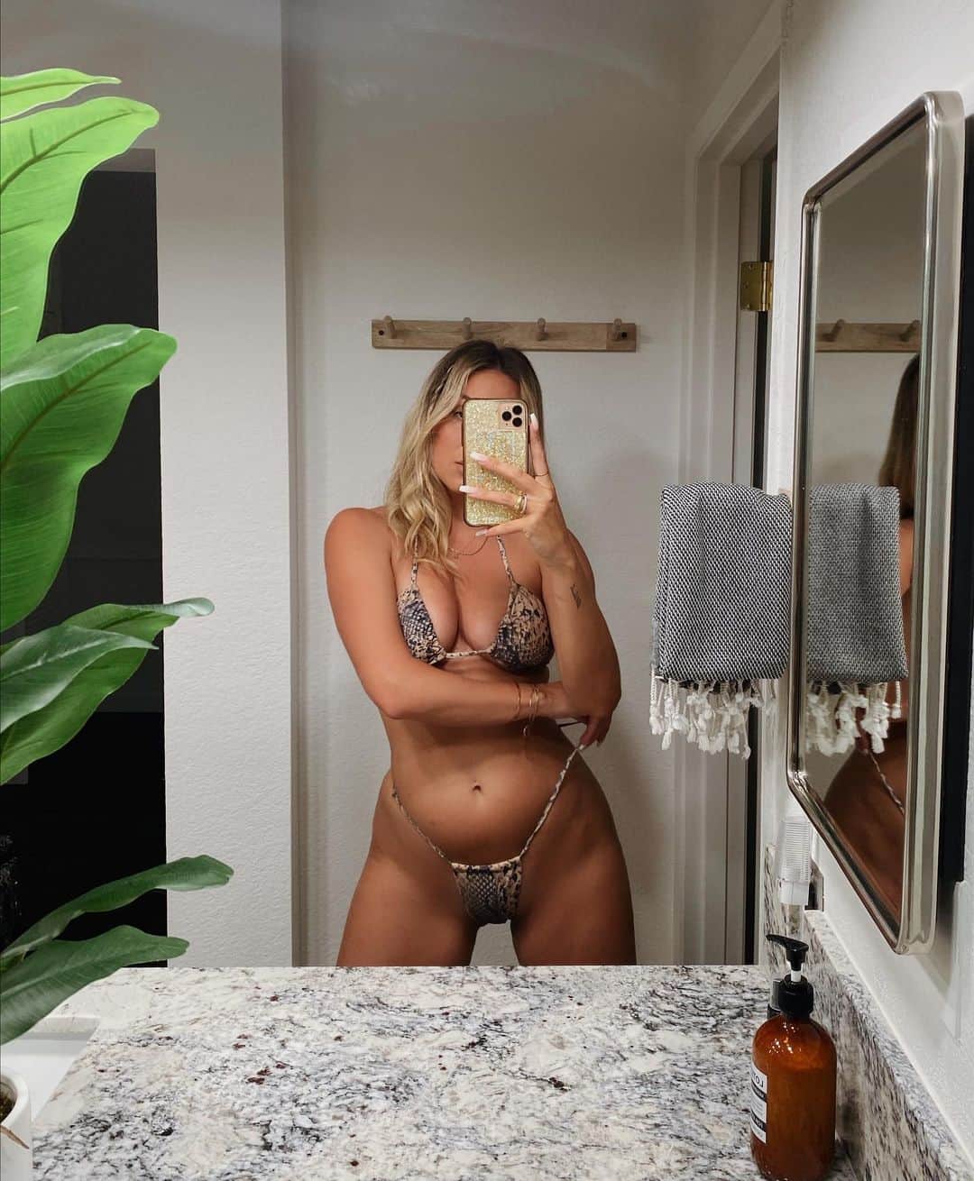 Daniella Graceのインスタグラム：「Just trying to be in a kini 365 days a year 🤍 @mattecollection」