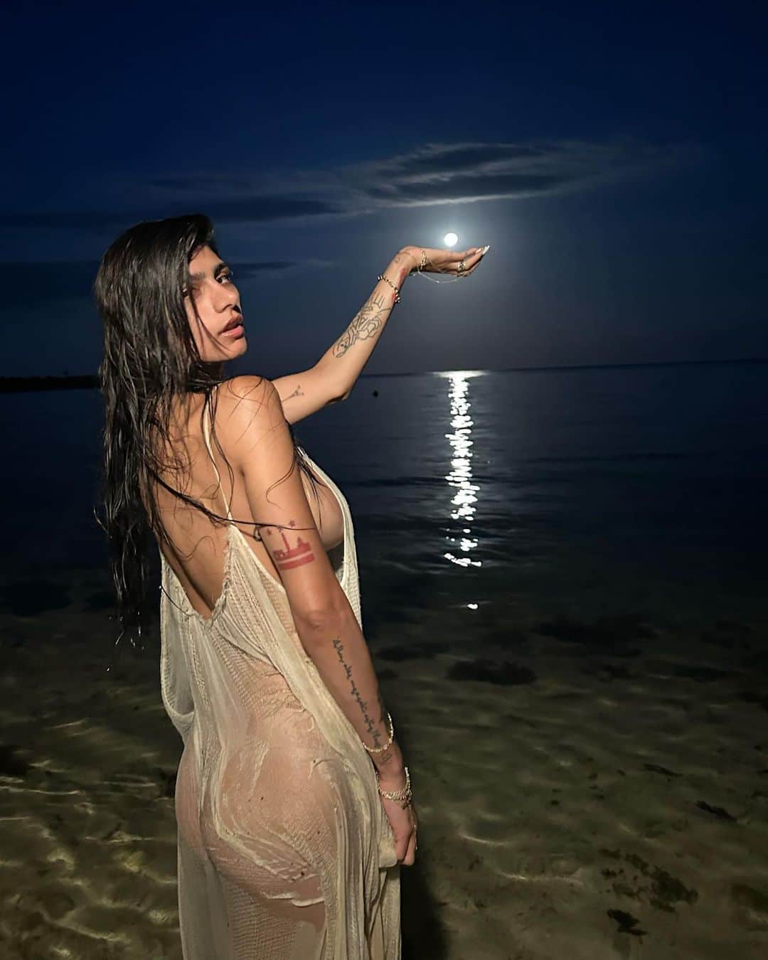 ミア・ハリファさんのインスタグラム写真 - (ミア・ハリファInstagram)「full moon fever 🌕」6月6日 1時24分 - miakhalifa