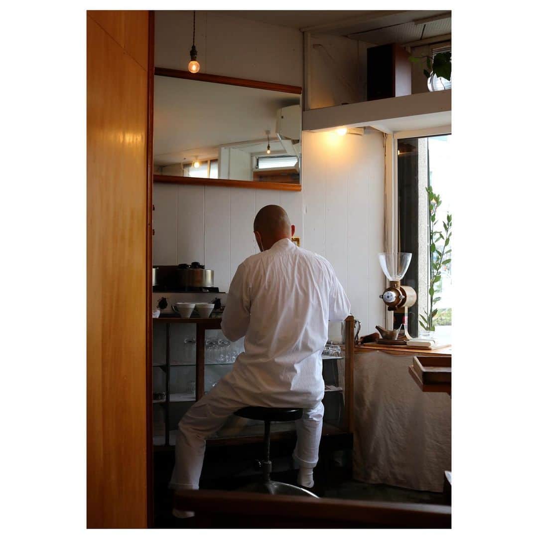 山崎直子さんのインスタグラム写真 - (山崎直子Instagram)「福岡通の友人から教えてもらった薬院にあるabekiさん ・ 全身に白を纏い粛々と仕事をする店主さんの姿や店内の設えなど、その独特な雰囲気がどこか礼拝堂を思わせるカフェ ・ 1杯ずつ丁寧にハンドドリップされたコーヒーは酸味も苦味も少なめで、スッキリとした口当たりで美味しかった ・ この後ケーキ屋さんへ行く予定があり、同店名物のチーズケーキはオーダーしなかったのだけれど...お腹がパンパンになっても良いからやっぱり食べれば良かったかも🤣(それほど美味しいらしい...) ・ でも心残りがある方が次に訪れる時の楽しみが増えるしね(と自分に言い聞かせ平静を保っているw) ・ 4枚目の画像はabekiさんの前に訪れた杵むらさん ・ こちらも友人にオススメしてもらったお店で、福岡訪問5度目にして初の福岡うどん ・ 噂には聞いていたけれど、本当にやわらかくてふわっとした食感❗️優しい味わいで美味しかったな✨ゴボ天トッピングはマストだね😋 ・ ・ ・ #abeki #杵むら #福岡 #福岡カフェ #薬院カフェ #福岡グルメ #福岡うどん #福岡ランチ #カフェ巡り #カフェが好き #fukuokacafe #fukuoka #cafestagram #アベキ #うどん杵むら #コーヒーのある暮らし #cafe #coffee #☕️ ❤️」6月6日 1時39分 - yamanaon