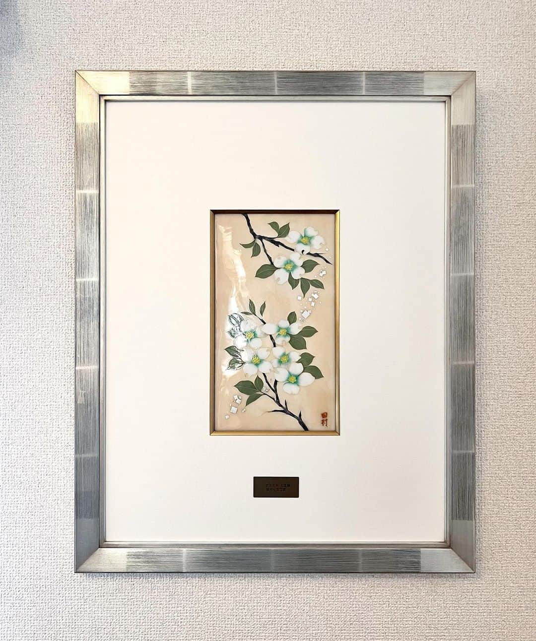 のインスタグラム：「[New Art Works. 3] flowering dogwood design, cloisonne ArtWork  Tamura Cloisonne Art Works was installed in the government building of Ama City, Aichi Prefecture, where the town of ShippoCloisonneEnamel is located.   #AmaCity #AichiPrefecture  Tamura Cloisonne Artworks are displayed as artworks in the newly constructed government building.   The local company Kawamura Sangyojo ordered 9 large artworks as a donation!  We had a lot of fun making them. Thank you very much!   #artwork  #artgallery   【お知らせ 新庁舎作品】3 「ハナミズキ文様 七宝額」  七宝町のある愛知県あま市の庁舎に 田村七宝工芸の作品を納めさせていただきました！   #あま市  #愛知県  庁舎が新しく建設され館内のアート作品に田村七宝工芸の作品が掲示されています。地元企業の河村産業所さまからの寄贈という形でオーダーくださり、大きな額を9作品！  とても楽しくお作りさせていただきました。 誠にありがとうございました。   #flowerlovers  #japanesearchitecture   #artofinstagram」