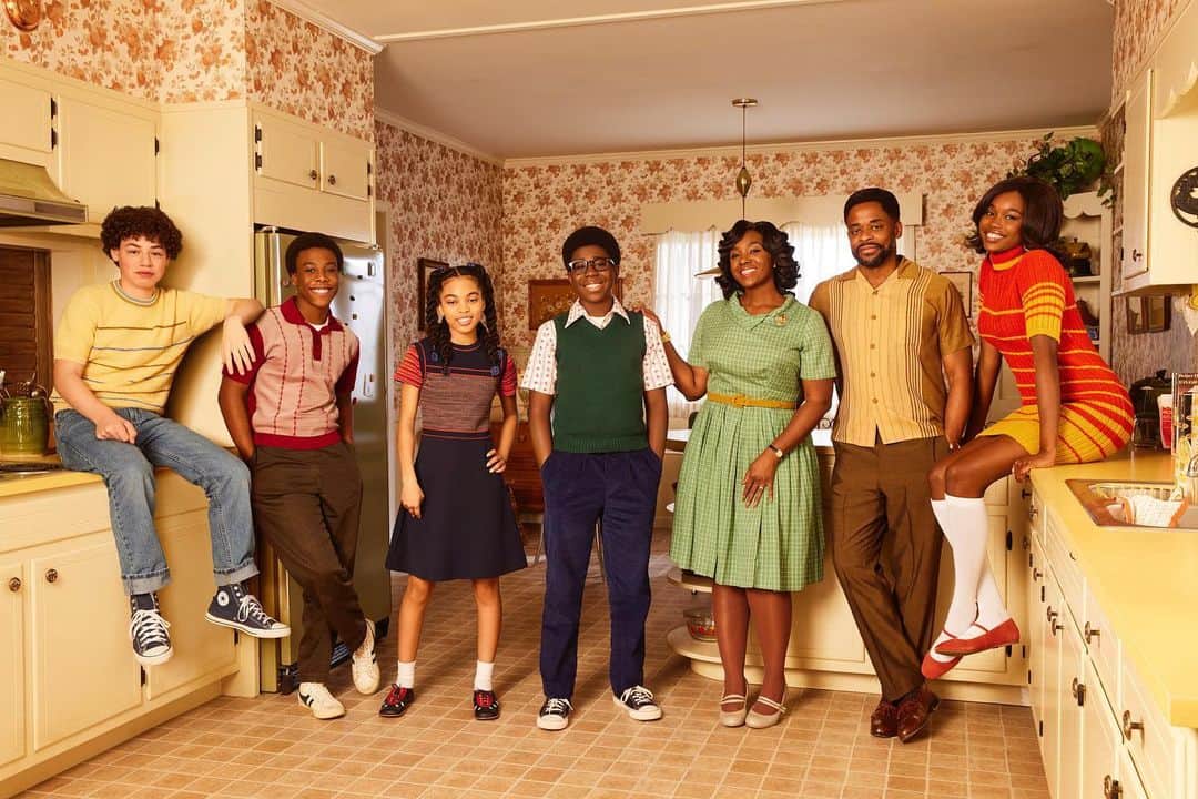 アメリカン・ブロードキャスティング・カンパニーのインスタグラム：「Williams & friends, returning June 14 🧡 #TheWonderYears season 2.」