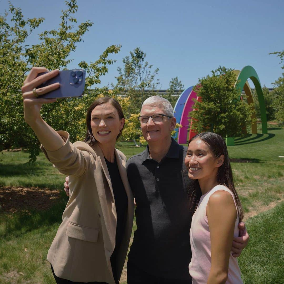 カーリー・クロスのインスタグラム：「Kicking off the first day of @kodewithklossy Summer 2023 the best way we know how 💫 by celebrating the next generation of leaders in STEM at @apple Park. There is SO much in store for this summer - scholars, HAVE FUN (and learn a little something too 😉)」