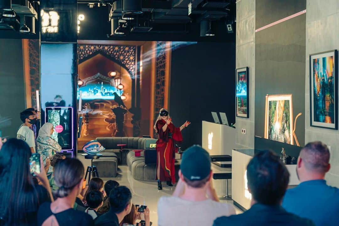 せきぐちあいみのインスタグラム：「おかげさまでドバイモールとモールオブジエミレーツにてアート展示とVRライブペイントをさせて頂きました! 素晴らしいご縁や機会に心から感謝いたします…ありがとうございました🙏🏻✨  I did exhibition and VR live painting at Dubai Mall and Mall of the Emirates. I am sincerely grateful🙏🏻✨  #ftnft #dubaimall #malloftheemirates #moe #dubai #artexhibition #vrartist #dubaiartevents #metaverseartist #nftartist #digitalart #vrlivepainting」