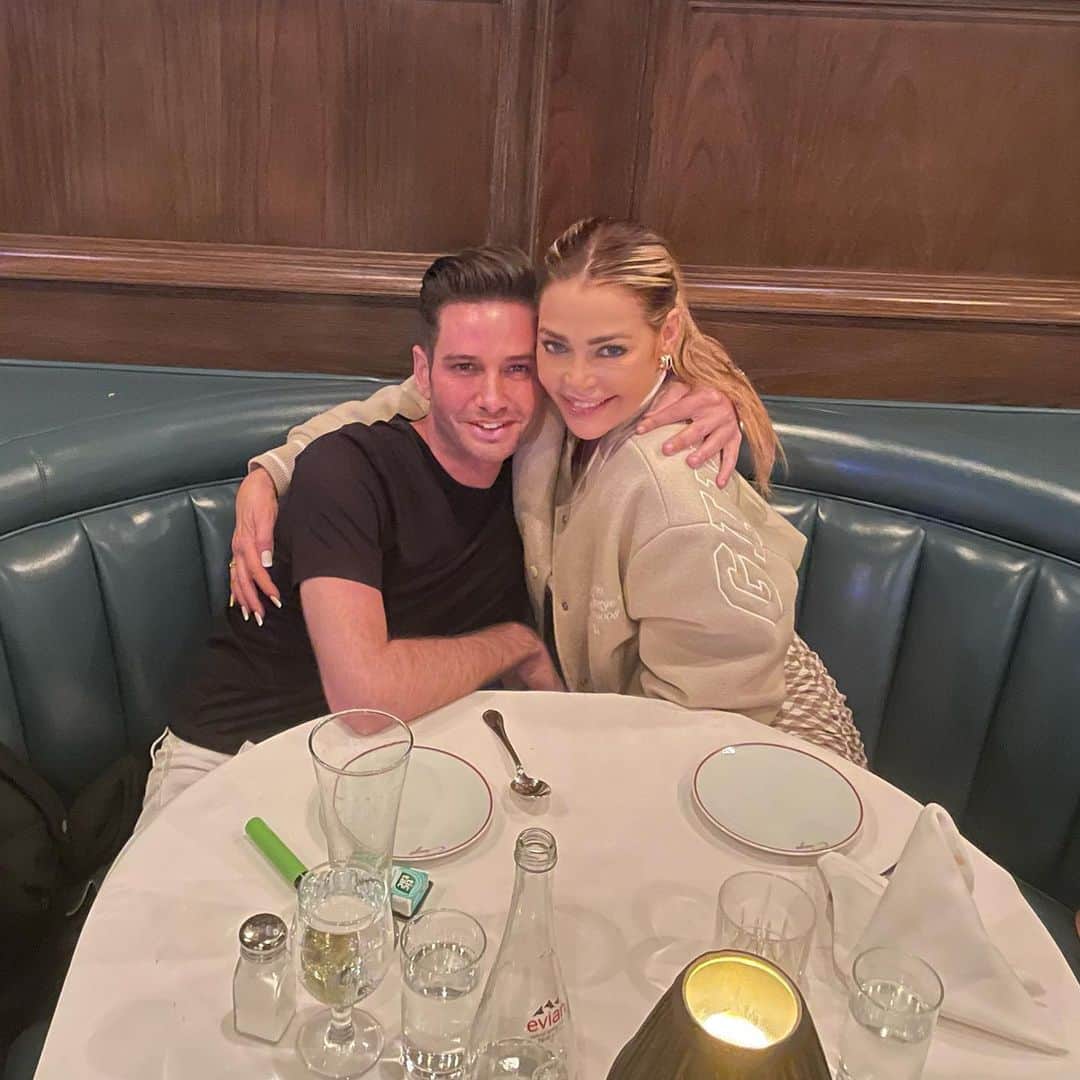 のインスタグラム：「About last night…. Dinner with @joshflagg1 .. if the walls could talk🌟 so fun josheee」