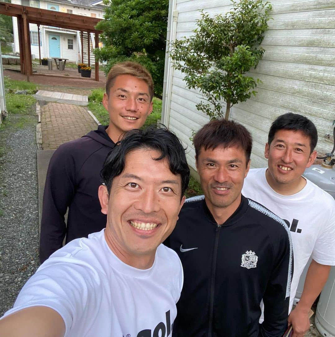 太田吉彰のインスタグラム：「昨日からJFA B級コーチ養成講習会 前期合宿にきています⚽️   #駒野友一  #谷澤達也　#東間勇気 #JFA  #指導者」
