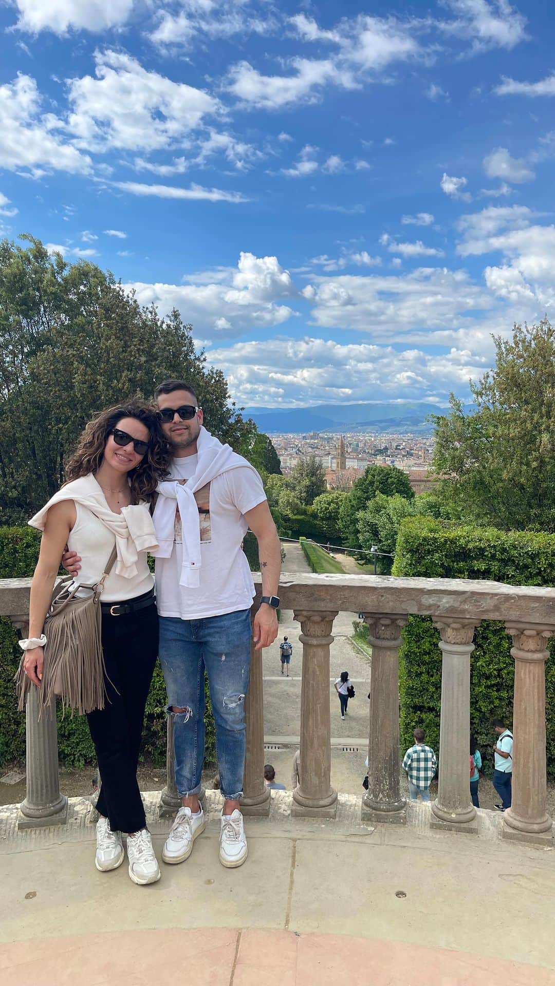 ロベルタ・ロデギエーロのインスタグラム：「Dalla magnificenza del Duomo, alle buchette del vino 🍷  #italiabella🇮🇹」