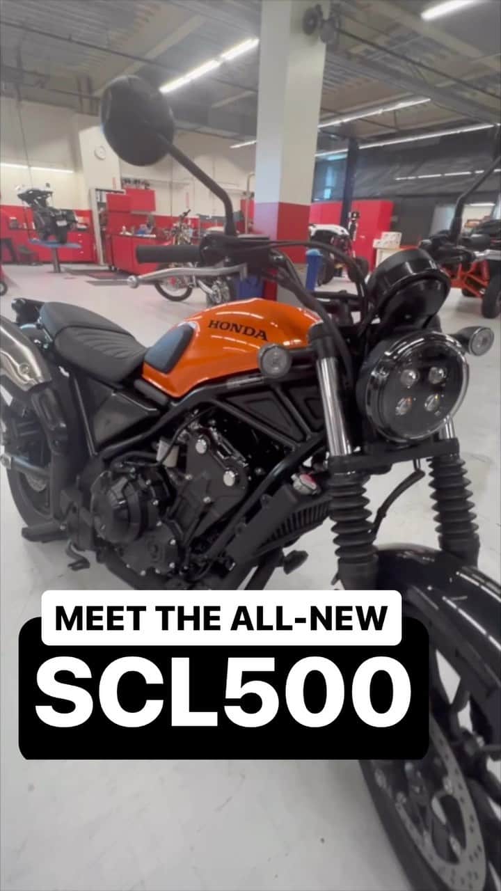 のインスタグラム：「The SCL500 has been making waves since its announcement last week, so we stopped by Honda’s service shop for this quick walk-around, highlighting the all new “scrambler”-style model’s main features. The SCL500 is scheduled for delivery this month, so pay a visit to your local dealer for a firsthand look! (Pre-production model shown.) #SCL500 #scrambler #HondaScrambler」