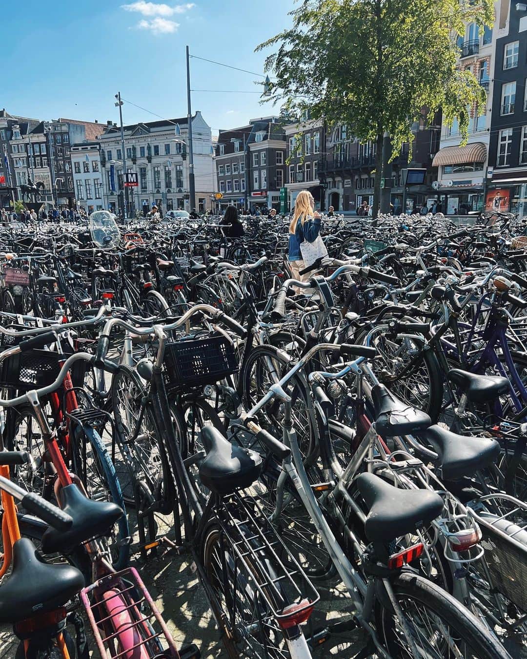 Duncanさんのインスタグラム写真 - (DuncanInstagram)「🌍🚲首都 . 🚲 capital of 🌍 . #cycling #bikes #amsterdam #duncan #2023 #travel #duncandesign」6月6日 1時57分 - duncan_design