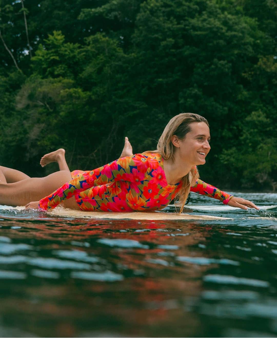 BILLABONG WOMENSさんのインスタグラム写真 - (BILLABONG WOMENSInstagram)「Surf seshes with your best mates, tanned skin and fresh coconuts... this season always steals our hearts! What's on your summer bucket list??」6月6日 2時00分 - billabongwomens