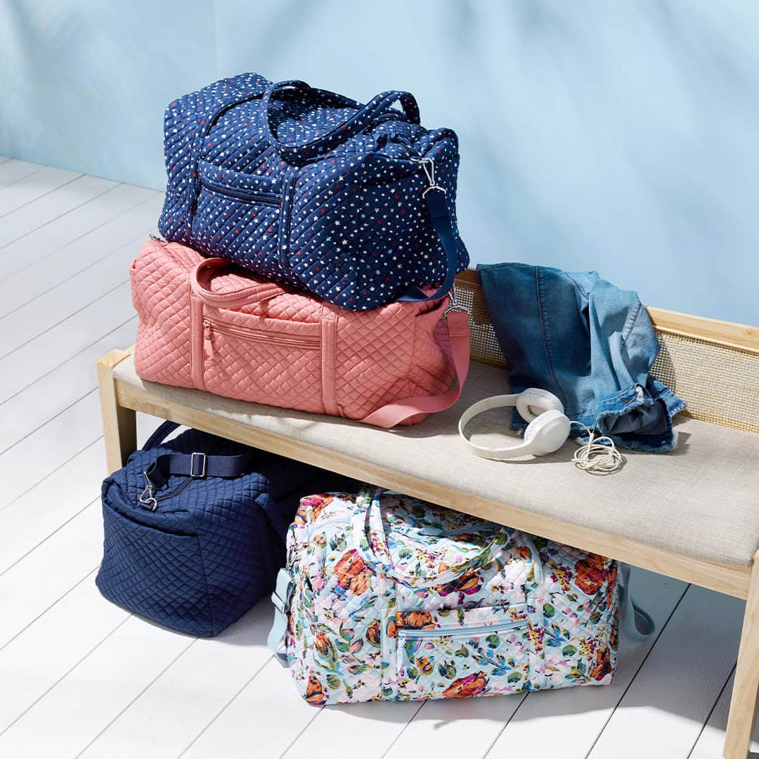 ヴェラブラッドリーさんのインスタグラム写真 - (ヴェラブラッドリーInstagram)「🌸🏖️ For all your summer travel destinations: the Large Travel Duffel. 🌸🏖️ We love the exterior zip pocket for our beach read, the detachable body strap for heavy lifting (calling all over-packers), and the oversized side pockets for those last-minute items you forgot to pack.  #VeraBradley #summertravel #floral #travelinspo」6月6日 2時01分 - verabradley