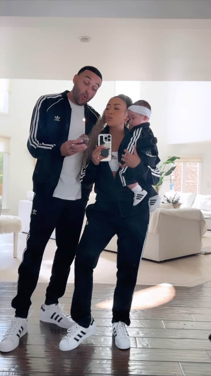 リアン Vのインスタグラム：「Steppin into her 5th month like… 🖤😍🔥 Happy 5 months to our baby girl @zaiasky 🎂」
