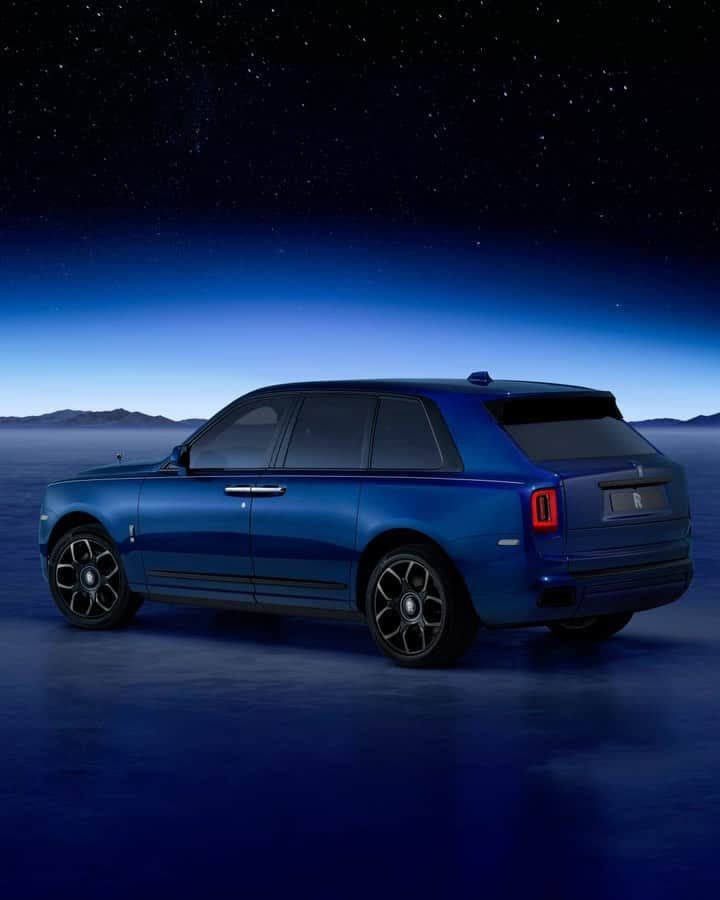 ロールス・ロイスのインスタグラム：「Black Badge Cullinan Blue Shadow transports its passengers on a thrilling journey to the edge of space.   For those who seek new limits of exploration, its complementing luggage set ensures one is fully equipped for the momentous voyage ahead.  Discover #BlackBadge Cullinan Blue Shadow; link in bio.  #BespokeIsRollsRoyce  — NEDCcorr (combined) CO2 emission: 343 g/km; Fuel consumption: 18.7 mpg / 15.1 l/100km WLTP (combined) CO2 emission: 377-370 g/km; Fuel consumption: 17.0-17.3 mpg / 16.6-16.3 l/100km. Further information: https://www.rolls-roycemotorcars.com/en_GB/information/fb-dat-wltp.html」