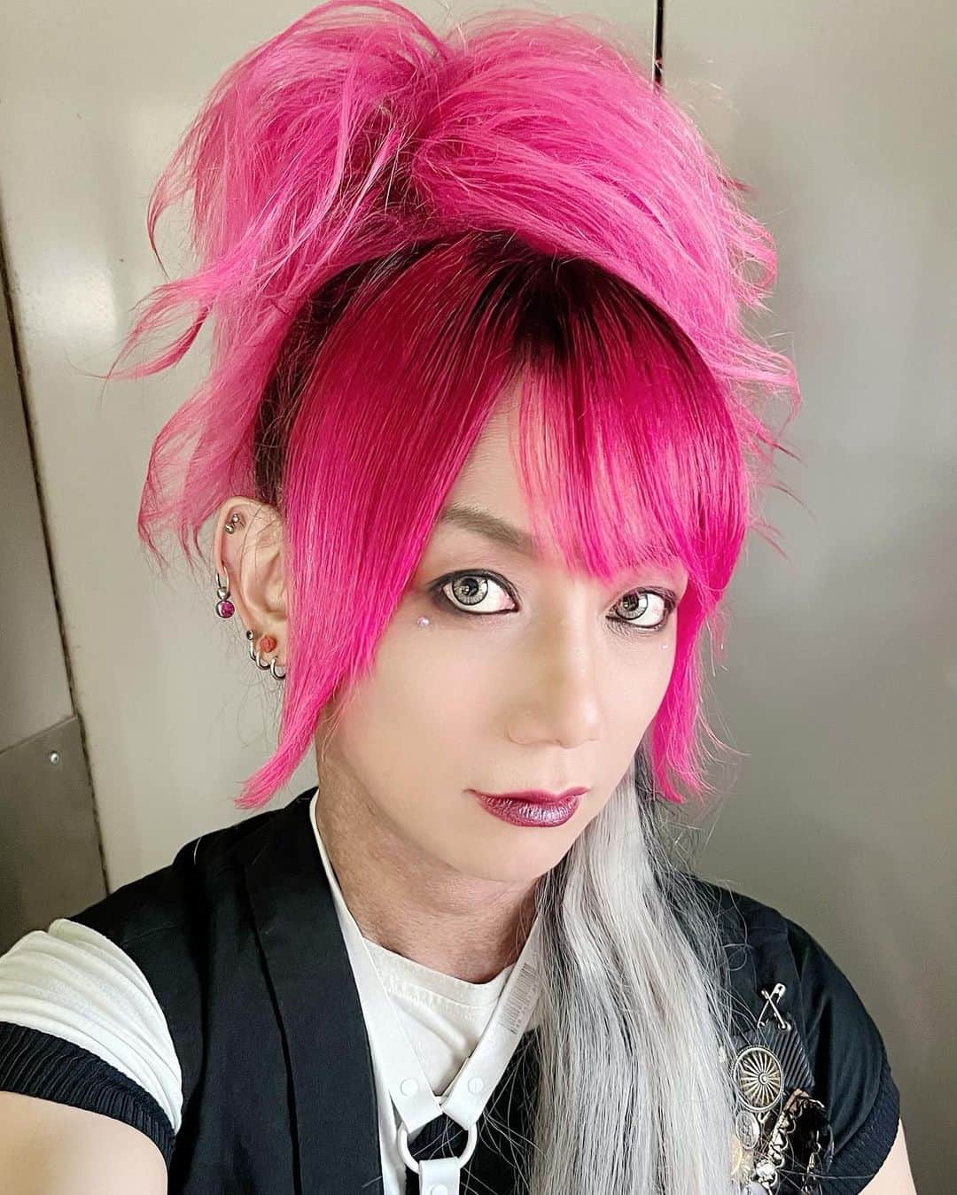 靖乃のインスタグラム：「皆様、本日のロクサミ後夜祭もありがとうございました✨ 楽しかったし他のバンドからも大いに刺激を頂く有意義な2日間でした また次も頑張ります🌹  新福菜館美味しかった🎵  #靖乃 #ハイダンシークドロシー #淡路島 #ピン毛 #ロクサミ」