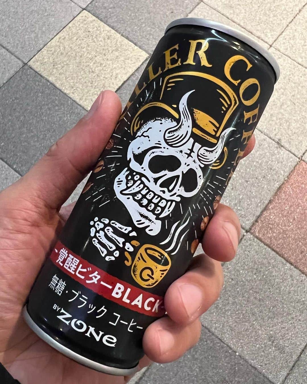 靖乃のインスタグラム：「おっかねぇパッケージのコーヒーを飲みながら無事帰り着いております😃  皆様お疲れ様でした‼️  #靖乃 #ハイダンシークドロシー #淡路島 #ピン毛 #ロクサミ」