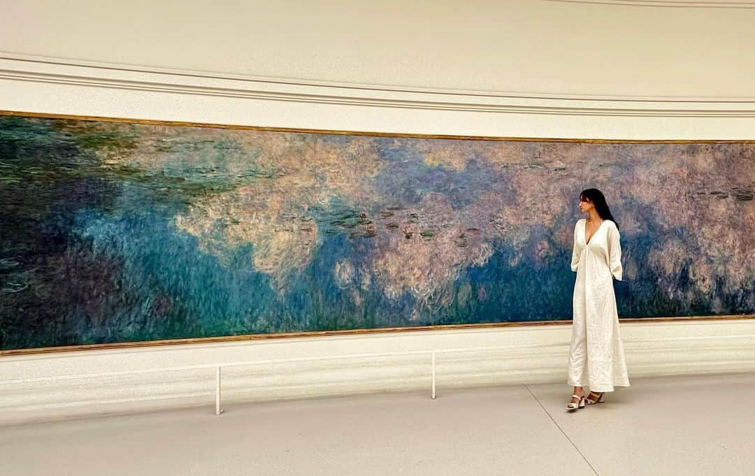 森友里恵さんのインスタグラム写真 - (森友里恵Instagram)「Musée de l'Orangerie☺️ 大好きな美術館の一つ☺️  オランジュリーと言えばモネの睡蓮。  水の鏡に押し寄せる、朝、午後、夕方、夜、一日のあらゆる時間の睡蓮がオランジュリーには飾ってあるの☺️  水に反射しているお花の色や、空の色、草、水のお陰で、 目に見えないものの間接的絵画を描いてるモネの作品は 何度見ても飽きないし感動するなぁ☺️  #museedeorangerie  #museeparis #claudemonet  #art#パリ美術館#美術館 #オランジュリー美術館  #パリ短期留学#パリ在住 #モネ」6月6日 2時09分 - yucrebie