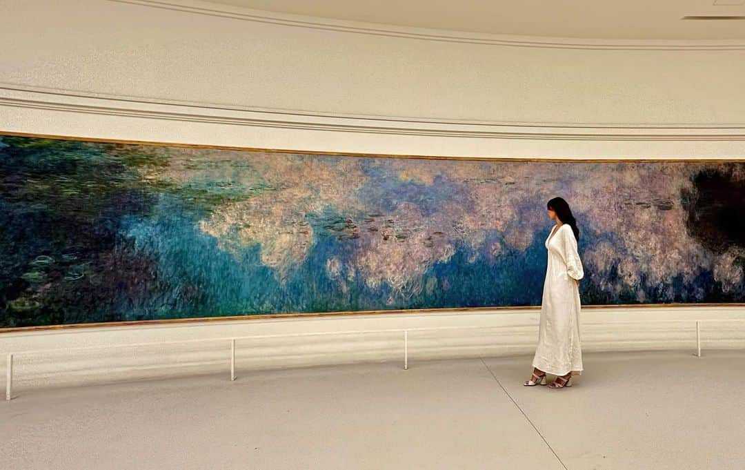 森友里恵さんのインスタグラム写真 - (森友里恵Instagram)「Musée de l'Orangerie☺️ 大好きな美術館の一つ☺️  オランジュリーと言えばモネの睡蓮。  水の鏡に押し寄せる、朝、午後、夕方、夜、一日のあらゆる時間の睡蓮がオランジュリーには飾ってあるの☺️  水に反射しているお花の色や、空の色、草、水のお陰で、 目に見えないものの間接的絵画を描いてるモネの作品は 何度見ても飽きないし感動するなぁ☺️  #museedeorangerie  #museeparis #claudemonet  #art#パリ美術館#美術館 #オランジュリー美術館  #パリ短期留学#パリ在住 #モネ」6月6日 2時09分 - yucrebie