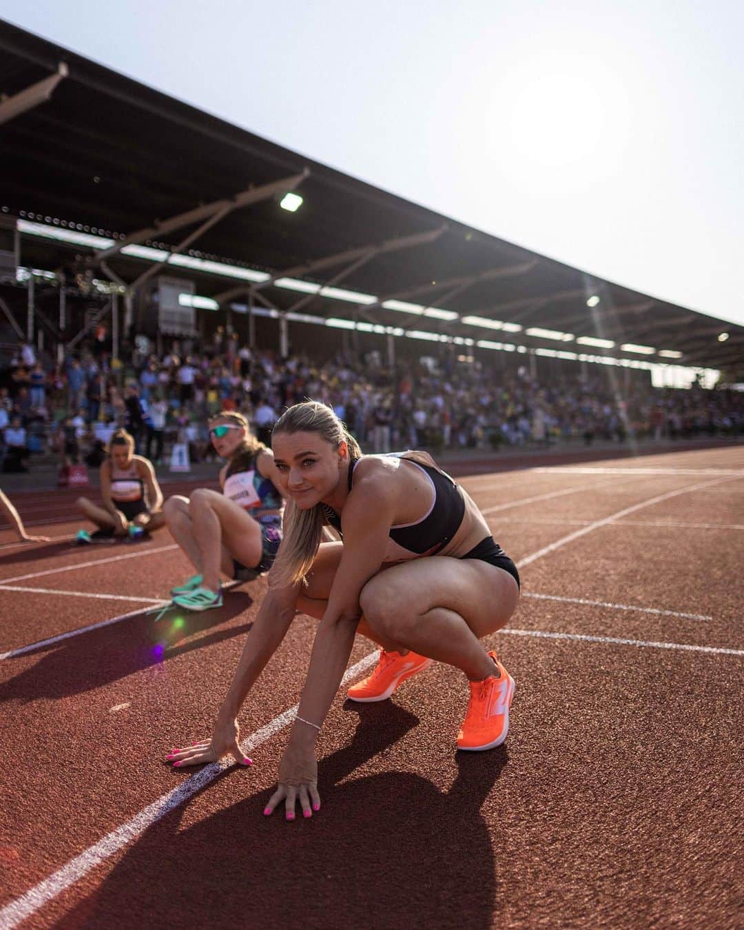 リサンネ・デ・ウィッテのインスタグラム：「First 400m of the season at @fbkgames is out of the way! As always, this home crowd is amazing and the atmosphere in this stadium is so good! 🧡 The race was fun, a good opener for me. I was hoping to go a bit faster, but it’s only the start of the season 🫶   📸: @danvernonphoto」