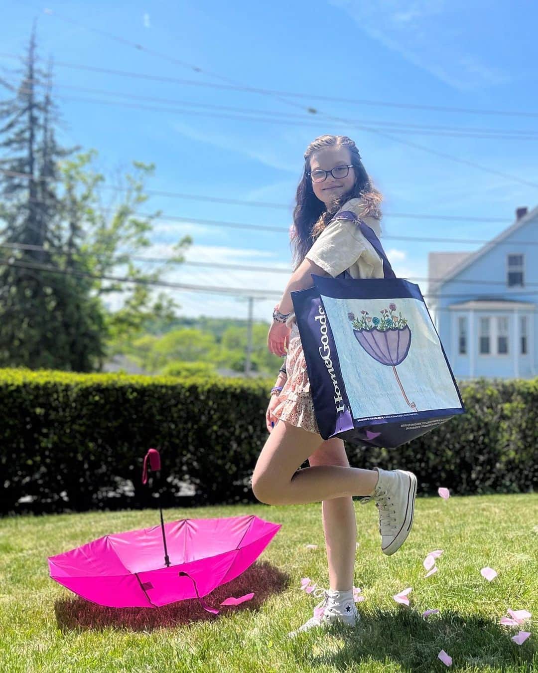 HomeGoodsのインスタグラム：「We are thrilled to once again partner with @danafarber and @thejimmyfund to help families facing cancer!   These reusable bags* feature original artwork by Kaylee, age 17, a patient in Dana-Farber’s Jimmy Fund Clinic. 50% of the purchase price will benefit The Jimmy Fund’s mission to support cancer research and patient care at Dana-Farber Cancer Institute.  Head in store and get yours today! . . *Styles vary by store. Quantities limited. Participating stores only. Sold through 12/31/23.」
