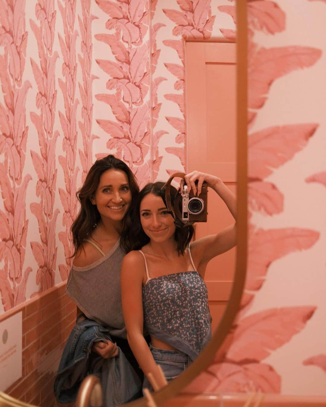 Brooklyn and Baileyさんのインスタグラム写真 - (Brooklyn and BaileyInstagram)「Like mother like daughter」6月6日 2時17分 - brooklynandbailey