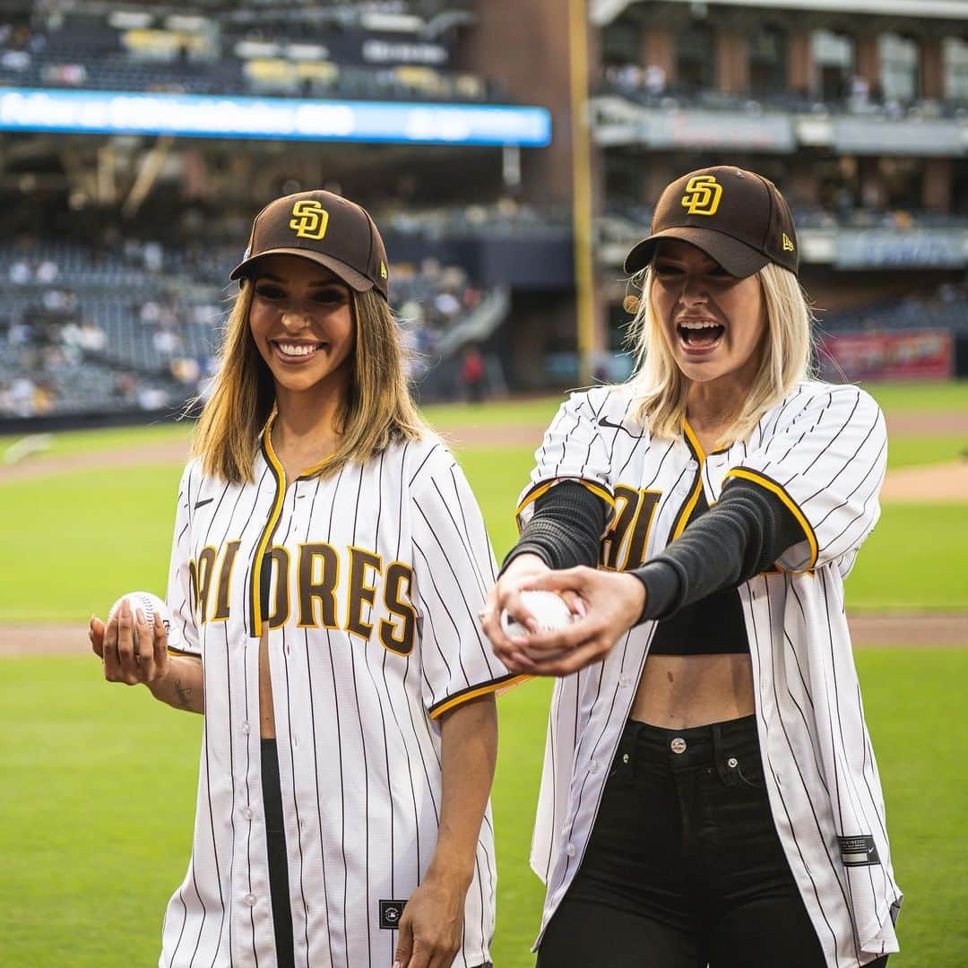 アリアナ・マディックスのインスタグラム：「put us in coach, we’re ready to play! @padres ⚾️」