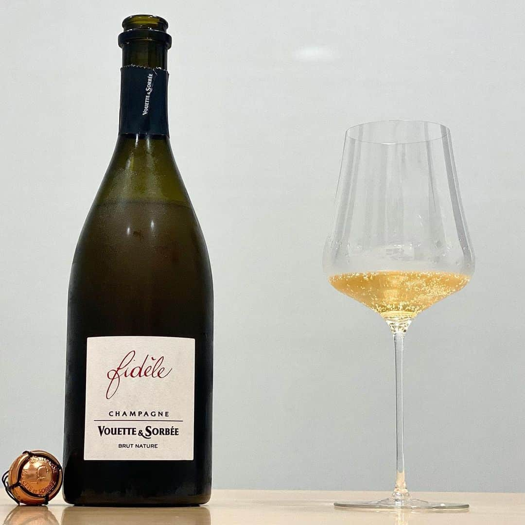 エンリケ・ソラ・クレメンテのインスタグラム：「Fidèle de Champagne Vouette et Sorbée. Pinot Noir elaborado a partir de 3 parcelas (Fonnet, Vouette y Biaunes) con suelos calizos de Kimmeridgian y arcilla, en el municipio de Buxières-sur-Arce en la Côte des Bar. Fermenta y se cría en barricas usadas de roble borgoñón y posterior crianza en botella de 24 meses aproximadamente con sus lías. Pureza, persistencia y personalidad. Assemblage: 2017 + 7% de vinos de reserva (solera). Dégorgement: 18/10/2019. Dosage: 0 g/L. Degustado en Gabriel-Glas Gold Edition. Champagne Vouette et Sorbée es una bodega que tiene su origen en la región de Aube, en la Côte des Bar, en el municipio de Buxières-sur-Arce. Todo empezó con el abuelo de Bertrand, Paul, quien aprovechó para comprar viñedos tras la I Guerra Mundial. Bertrand siempre ha trabajado desde niño en la viña, pero su formación y carrera profesional le llevaron a graduarse en ingeniería química y a trabajar en el sector de los cosméticos. En el 1993 regresa definitivamente. Los viajes, su inquietud, su contacto con otros productores como David Léclapart, Benoît Lahaye, Vincent Laval o Nicolas Joly le llevan a comenzar en la Biodinámica, y el 1998 es certificado por Demeter. Nunca se planteaba la elaboración de champagne, pero la insistencia de su amigo Anselme Selosse, le llevo en 2001 a producir sus primeras botellas, durante los primeros años en cantidades muy reducidas, pero desde el primer momento consigo una gran cantidad de fieles devotos. Paulatinamente fue incrementando su producción según fueron venciendo los contratos de arrendamiento que tenía con las Grandes Maisons, convirtiéndose en poco tiempo en uno de los productores del culto de esta subregión de Champagne. Bertrand posee 5 hectáreas de viñedo, todas en ellas en su pueblo, en Buxières-sur-Arce, menos una pequeña parcela de 0,40 hectáreas en el pueblo de al lado, Ville-sur-Arce. El nombre de la bodega proviene de las dos magníficas parcelas de las que salen las uvas de sus champagnes. Gautherot, es un hombre de viñedo, el pasar horas y horas en sus viñas es su verdadera pasión, y en bodega su filosofía es intervenir lo menos posible.  ———————————————  #fidèle #vouetteetsorbee #bertrandgautherot」