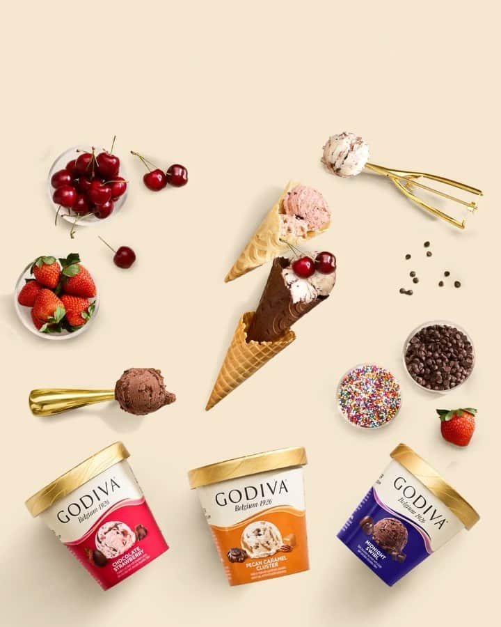 GODIVAのインスタグラム：「DIY = dig in yourself. This summer, build the perfect ice cream bar with your favorite flavors – and don’t forget the toppings!   Pick up GODIVA ice cream at select retailers, including Albertsons, Safeway, Kroger, and Publix.」